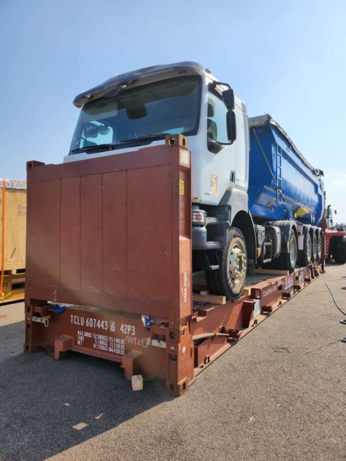 Camion-benne sur flat rack avec panneau d’extrémité