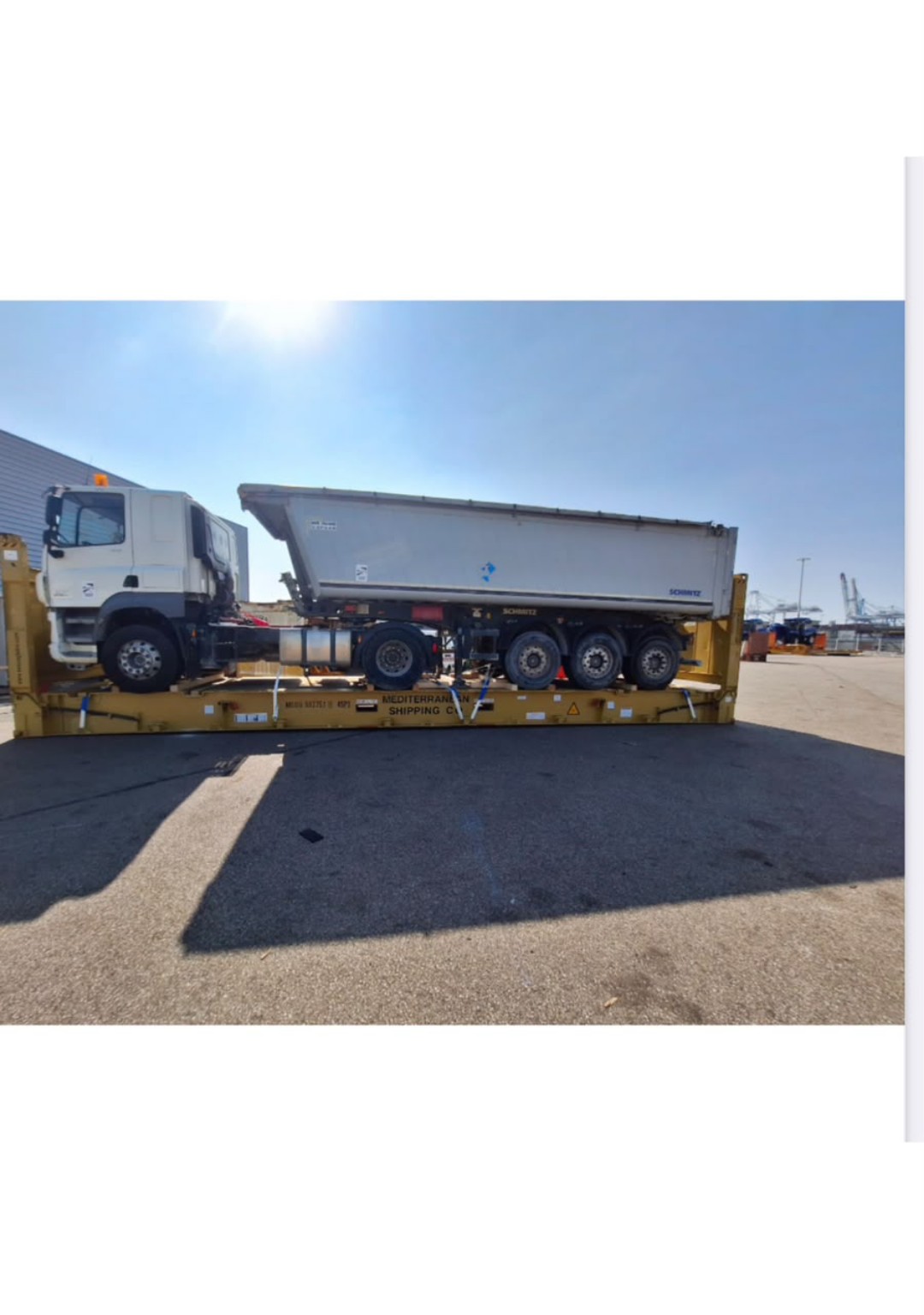 Semi-remorque chargée sur un flat rack pour une expédition maritime